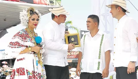 Lotería Nacional entrega distinción a artesano