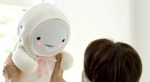 Un bebé robot, la solución japonesa para revivir a los mayores