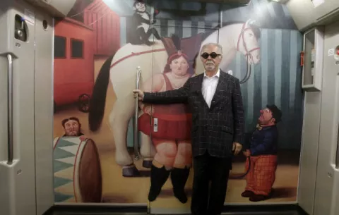El metro de Medellín se llena con el arte circense de Fernando Botero 