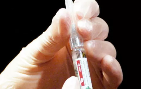 Anticonceptivos inyectables aumentan el riesgo de contraer el virus del sida