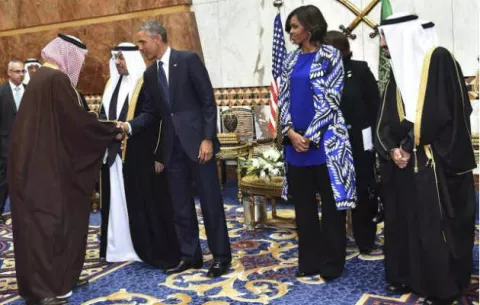 Michelle Obama genera revuelo al prescindir del velo en Arabia Saudí 