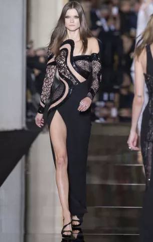 El detalle más sexy de Versace, desfile 2015