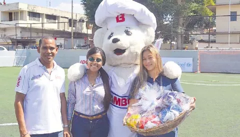 Bimbo celebra la semifinal de Mundial del Barrio