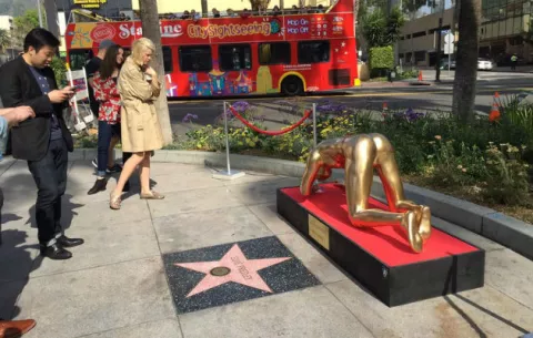 Colocan escultura del "Oscar" consumiendo cocaína