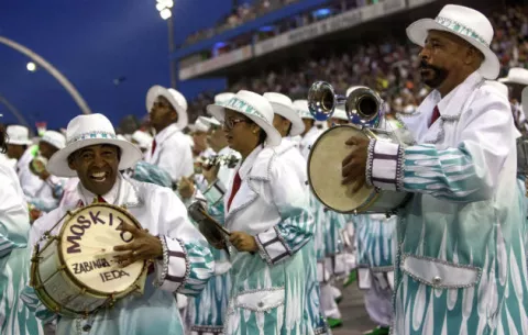 De comparsa en comparsa los brasileños se divierten en una fiesta sin tregua