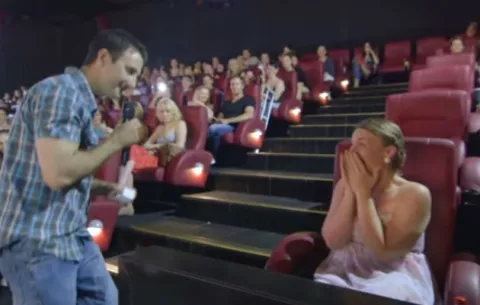 Van a ver "50 sombras de Grey" y le pide matrimonio