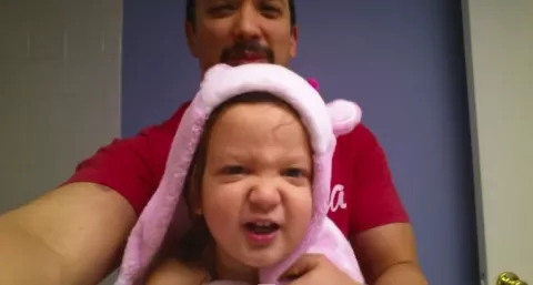 Video: Niña canta el abecedario al estilo rock