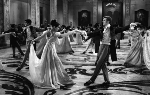 Roma exhibe un siglo de moda creada para el cine
