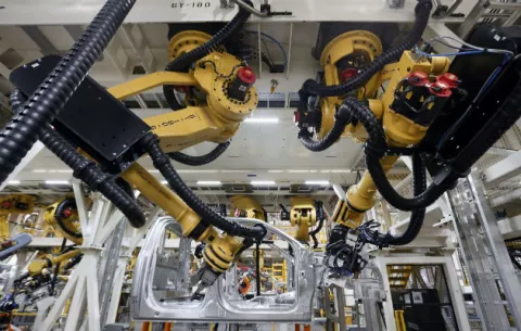 Estudio: Robots reemplazan a trabajadores a un ritmo mayor