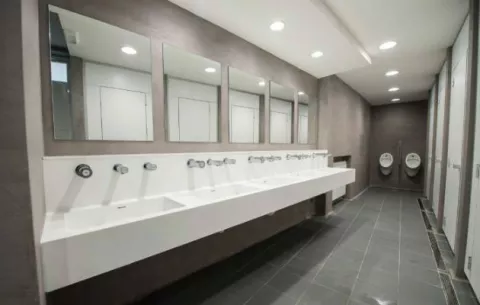 Las duchas y la barbería del Vaticano abren sus puertas a los sintecho