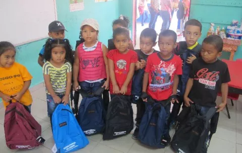 Fundación Hacienda Santa Mónica entrega útiles