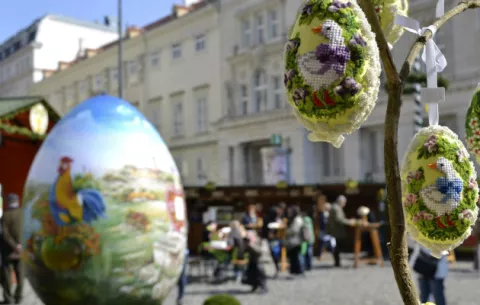 La mayor montaña de huevos de pascua pintados a mano se alza en Viena