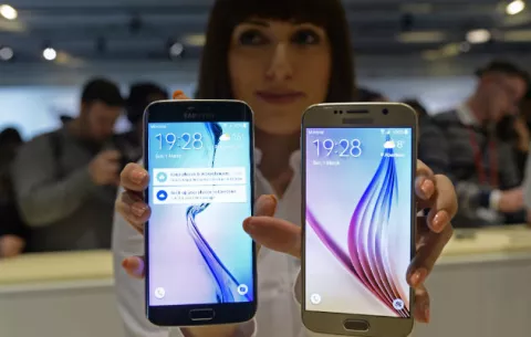 Samsung le pone curvas al nuevo Galaxy S6 en Barcelona