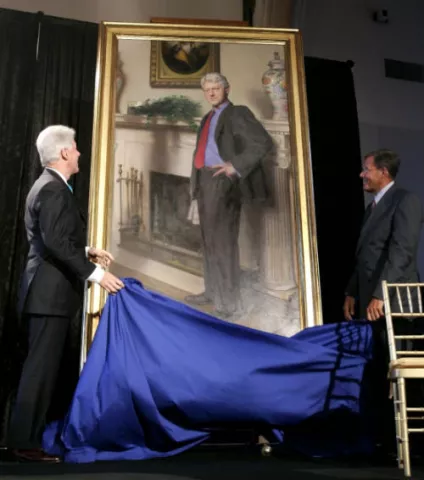 Un retrato oficial de Bill Clinton tiene un guiño al vestido azul de Lewinsky