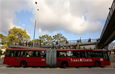 Colados en autobuses son castigados con 'planas'
