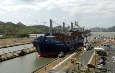 Canal de Panamá recibe libros sobre participación francesa en su construcción