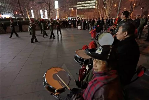 China: Bailes de ancianas tropiezan con vecinos y normas