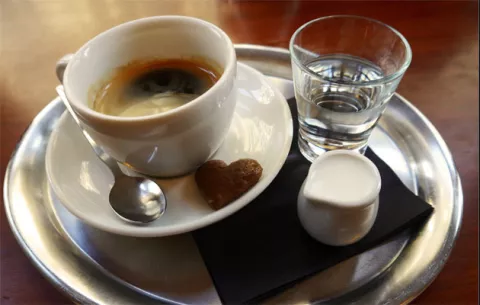 Tomar 3 o 4 cafés podría ayudar a prevenir infartos: Estudio