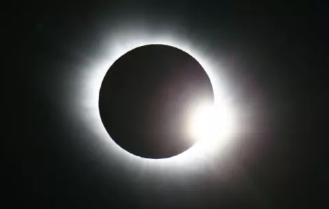 Un eclipse total brilla sobre las islas árticas de Svalbard