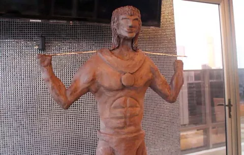Chef internacional rinde honor a Panamá con escultura de 3 metros