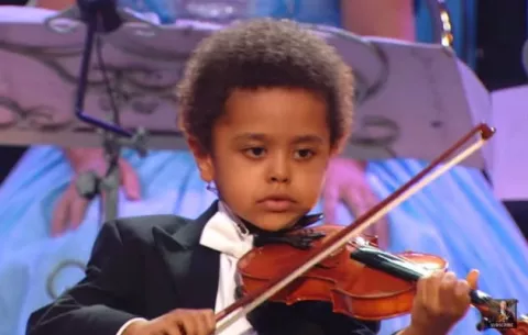 Violinista de tres años deja impresionado a más 18 mil personas