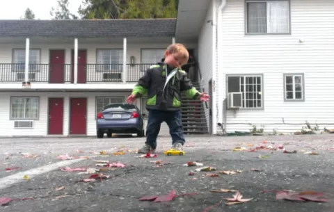 Video de niño bailando como "robot" se vuelve viral