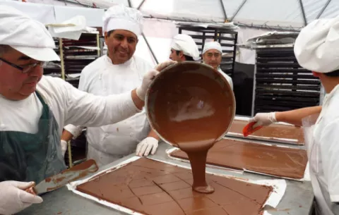 Argentina: barra y huevo gigantes de chocolate 