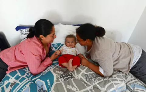 Registran por primera vez en Argentina a un niño con dos madres y un padre