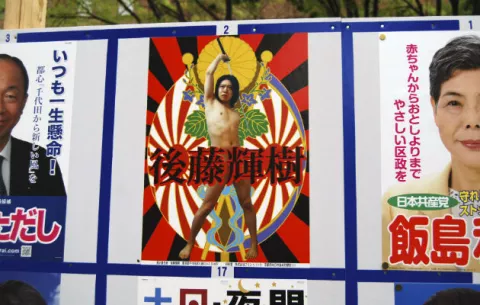 Candidato que posa desnudo revoluciona elecciones en Japón