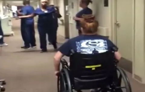 Así reaccionó una enfermera al ver a su paciente caminar