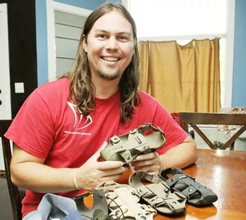 Inventan el "zapato que crece" para ayudar a niños pobres