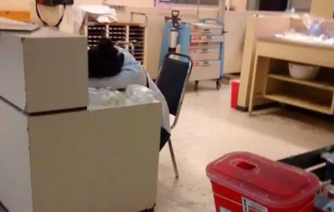 Médicos se solidarizan con colega que se quedó dormida  