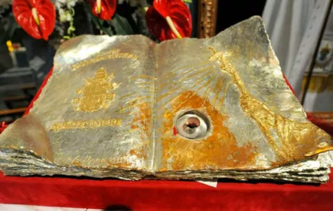 Iglesia católica exhibe reliquia de San Juan Pablo II en Nicaragua