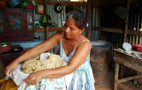 El "Pitágoras" de Amapala es un niño de 10 años vendedor de tortillas