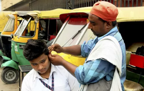 Los limpiadores de orejas sobreviven en la India entre tapones de cera