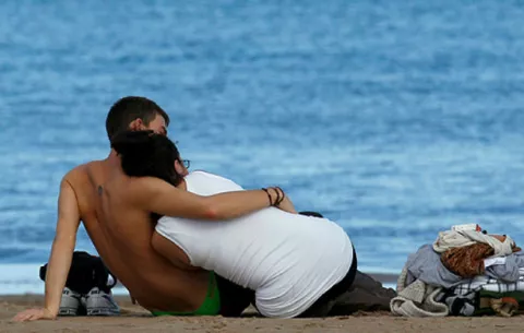 Duro castigo por tener sexo en la playa
