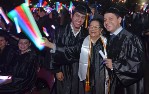 Anciana colombiana se gradúa junto a nietos en Miami 