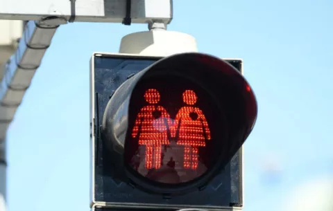 Semáforos de Viena usan imágenes gay 