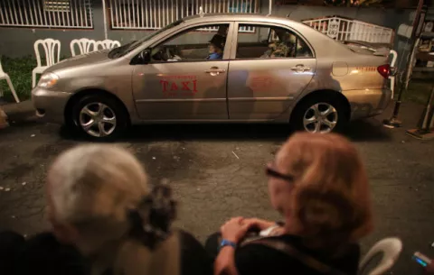 Taxista muerto es velado al volante de su auto