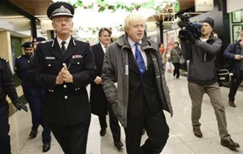Policías de Londres que no estén en forma perderán su trabajo