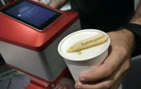 Crean máquina de café que “imprime” fotografías sobre la espuma 