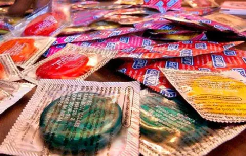 Condón cambia de color al tener contacto con infecciones
