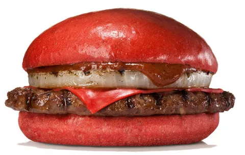 Cadena de comida rápida lanza en Japón hamburguesa de color rojo