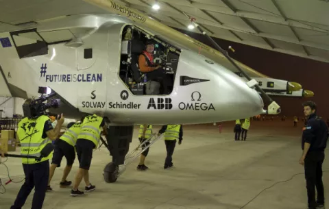 El avión solar aterrizará en Japón por mal tiempo
