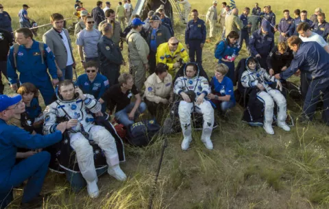 Tres astronautas regresan a la Tierra, tras 199 días en el espacio