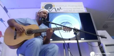Cantante español dio un concierto para 380 embriones