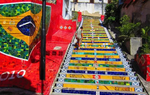 Escaleras convertidas en lienzos artísticos