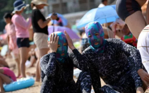El 'facekini' la nueva tendencia para protegerse del sol en China