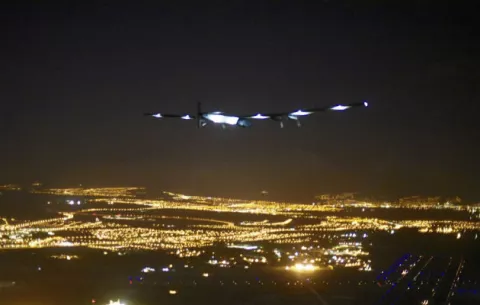 Avión solar aterriza en Hawai, tras vuelo de 120 horas