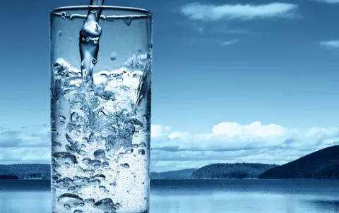 Beneficios de beber agua en ayunas